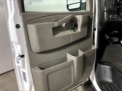 Used 2025 Chevrolet Express 3500 LT w/ LT Preferred Equipment Group RWD image 17