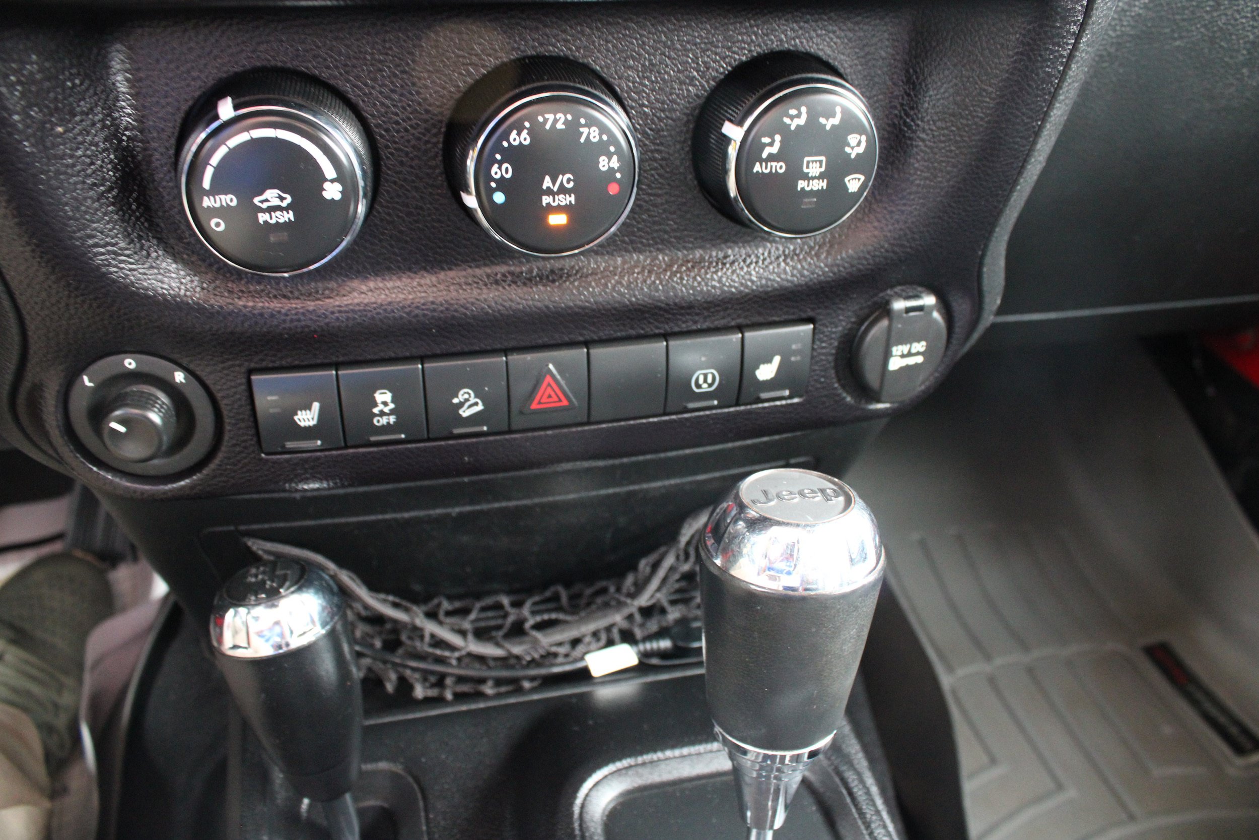 Used 2015 Jeep Wrangler Unlimited Rubicon w/ Connectivity Group AWD/4WD image 34