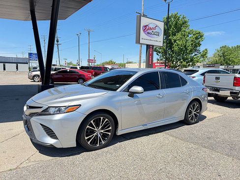 Used 2020 Toyota Camry SE FWD image 2