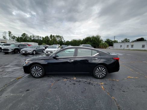 Used 2024 Nissan Altima 2.5 SV FWD image 3