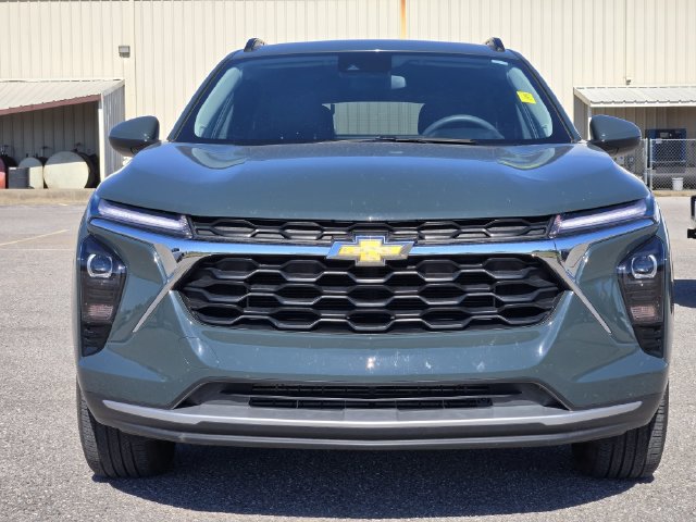Used 2025 Chevrolet Trax LT FWD image 2