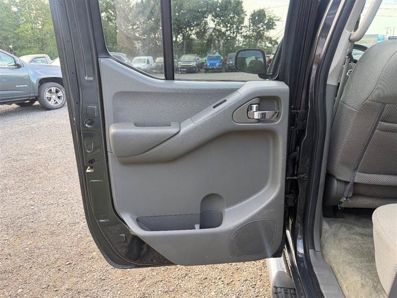 Used 2013 Nissan Frontier SV AWD/4WD image 13