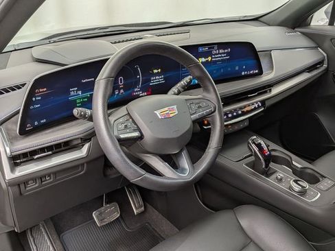 Certified 2024 Cadillac XT4 Sport w/ Technology Package image 9