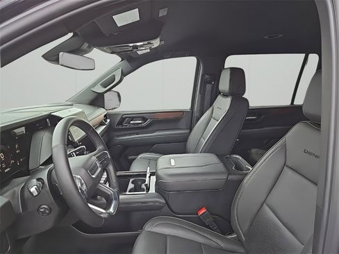 Used 2025 GMC Yukon XL Denali image 9