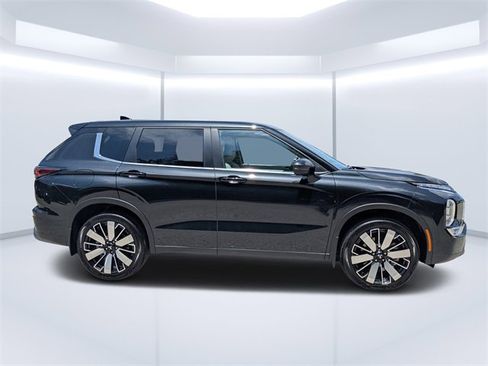 New 2025 Mitsubishi Outlander SE image 2
