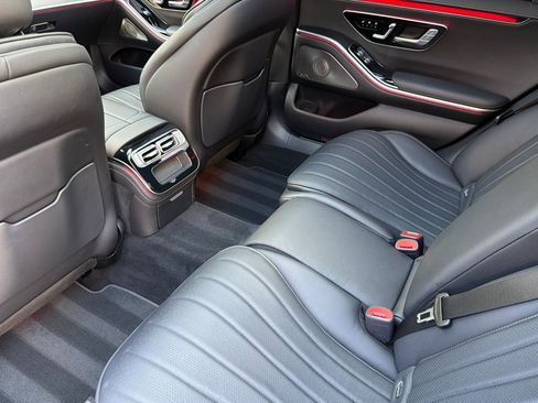 Used 2022 Mercedes-Benz S 580 4MATIC Sedan w/ AMG Line Package image 11
