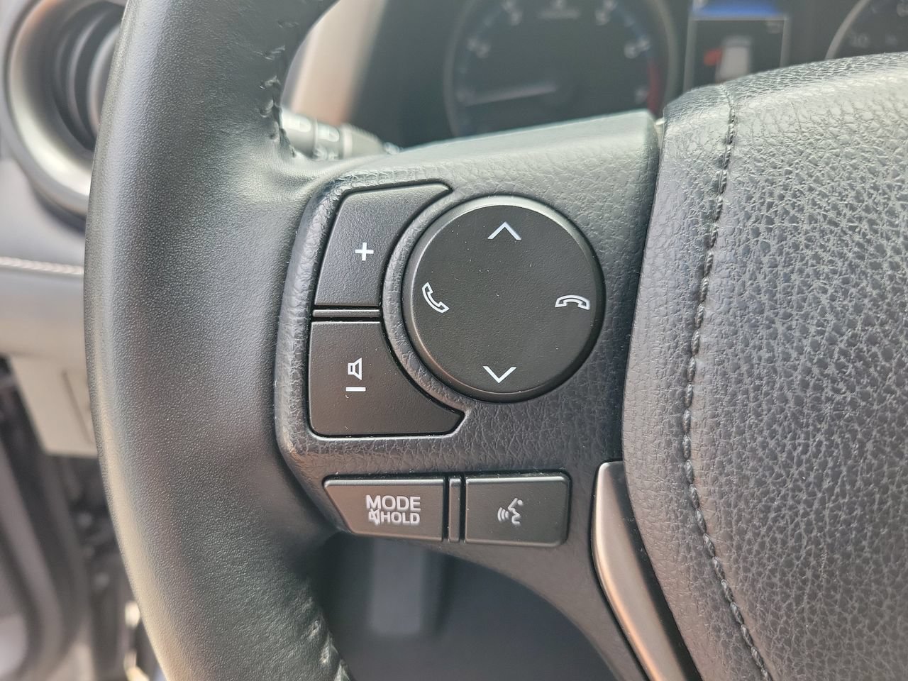 Used 2018 Toyota RAV4 XLE FWD image 19