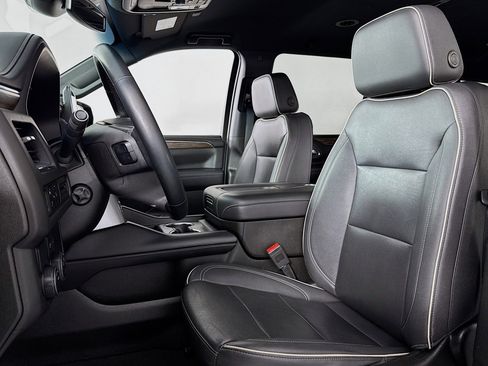 Used 2023 Chevrolet Suburban Premier image 17