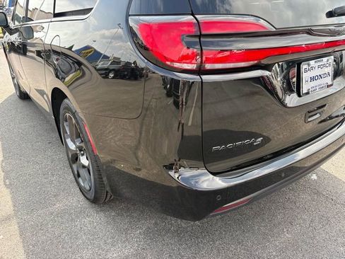 Used 2025 Chrysler Pacifica Limited image 19