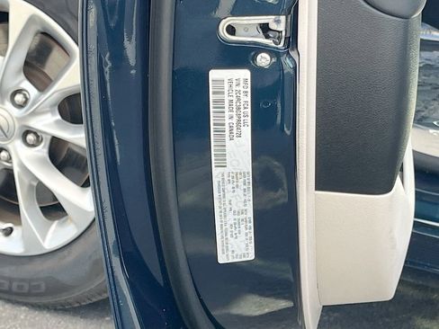 Certified 2023 Chrysler Pacifica Touring-L image 31