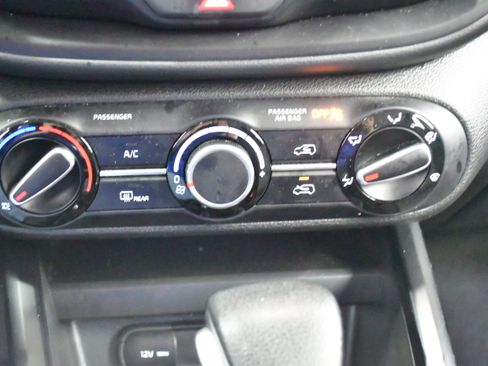 Used 2025 Kia Soul LX w/ LX Technology Package FWD image 27