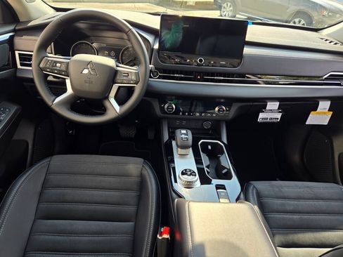 New 2025 Mitsubishi Outlander SE image 15