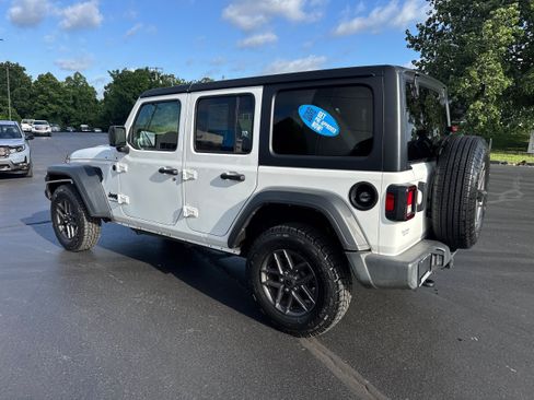Used 2024 Jeep Wrangler Unlimited Sport AWD/4WD image 3