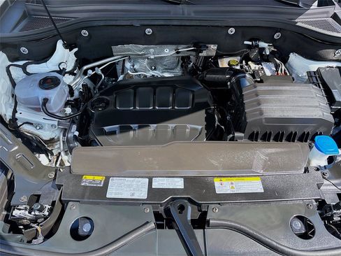 Used 2025 Volkswagen Atlas SE image 31