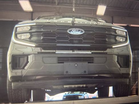 Used 2025 Ford Expedition Active image 10