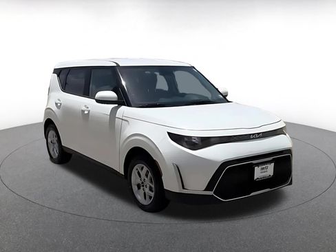 Used 2025 Kia Soul LX w/ LX Technology Package FWD image 3