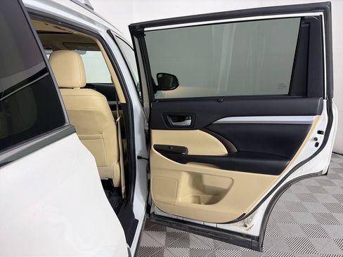Used 2019 Toyota Highlander XLE AWD/4WD image 28