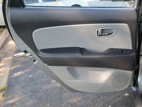 Used 2010 Hyundai Elantra GLS FWD image 9