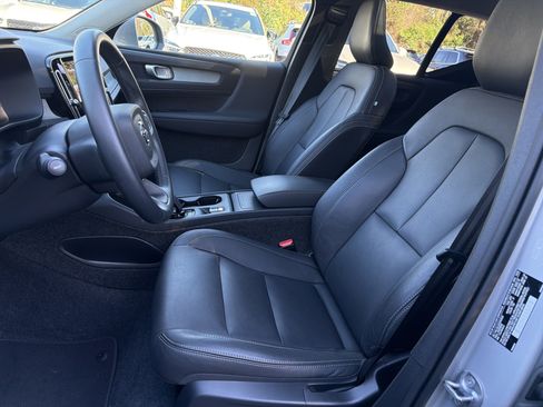 Certified 2025 Volvo XC40 B5 Core image 16