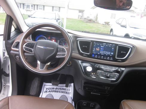Used 2018 Chrysler Pacifica Limited image 11