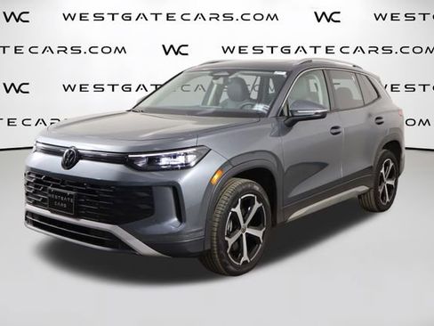 Used 2025 Volkswagen Tiguan SE AWD/4WD image 1