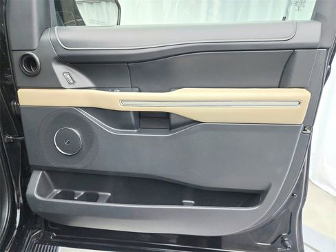 Used 2023 Ford Expedition Limited image 30