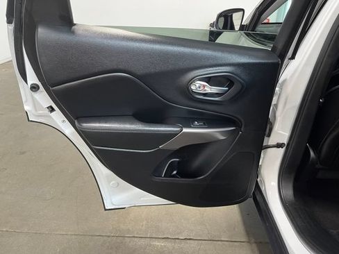 Used 2019 Jeep Cherokee Latitude Plus FWD image 19