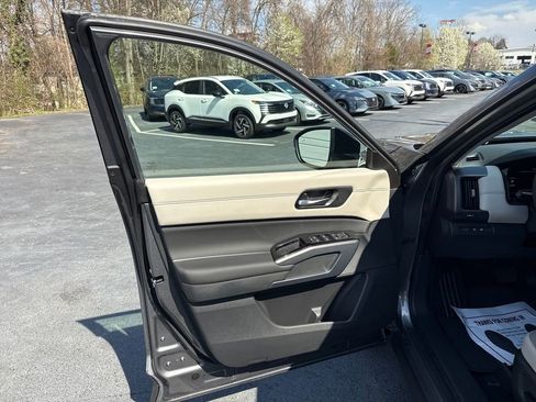 New 2026 Nissan Pathfinder SL FWD image 10