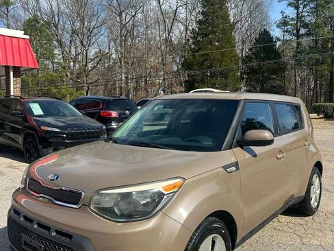 Used 2014 Kia Soul FWD image 2
