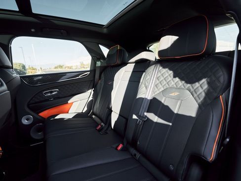 Used 2025 Bentley Bentayga image 45