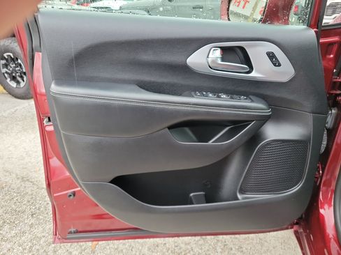 Used 2021 Chrysler Pacifica Touring-L w/ Premium & Safety Sphere Group FWD image 14