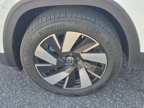 Used 2024 Volkswagen Atlas Cross Sport SE image 17