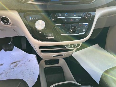 Certified 2024 Chrysler Pacifica Touring-L image 14