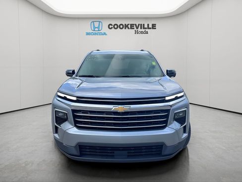 Used 2025 Chevrolet Traverse LT w/ Driver Confidence Package FWD image 6