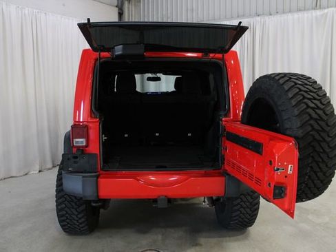 Used 2018 Jeep Wrangler Unlimited Sahara AWD/4WD image 35