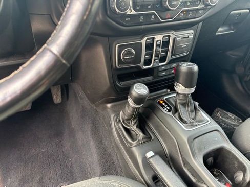 Used 2019 Jeep Wrangler Unlimited Sahara image 18