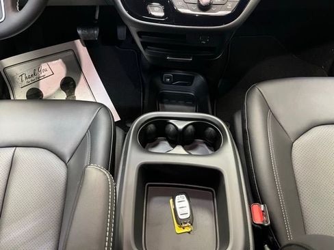 New 2026 Chrysler Pacifica Select FWD image 19