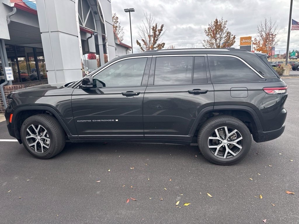 Used 2023 Jeep Grand Cherokee Limited w/ Trailer Tow Prep Group (B) AWD/4WD image 8