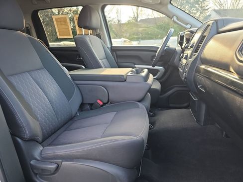 Used 2022 Nissan Titan SV image 12