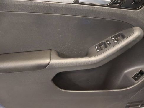 Used 2017 Volkswagen Jetta SE FWD image 9