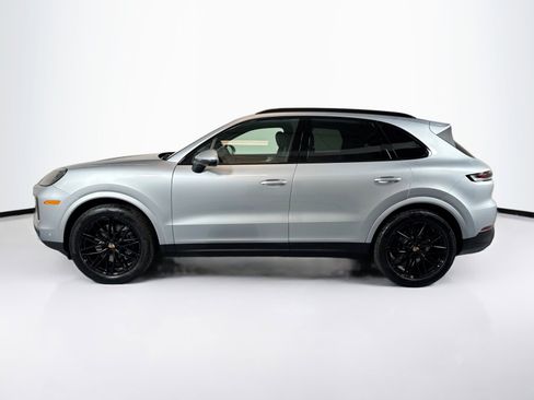 Used 2025 Porsche Cayenne image 2