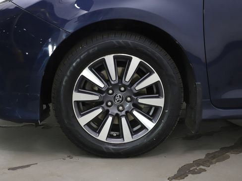 Used 2018 Toyota Sienna XLE w/ XLE Navigation Package image 32