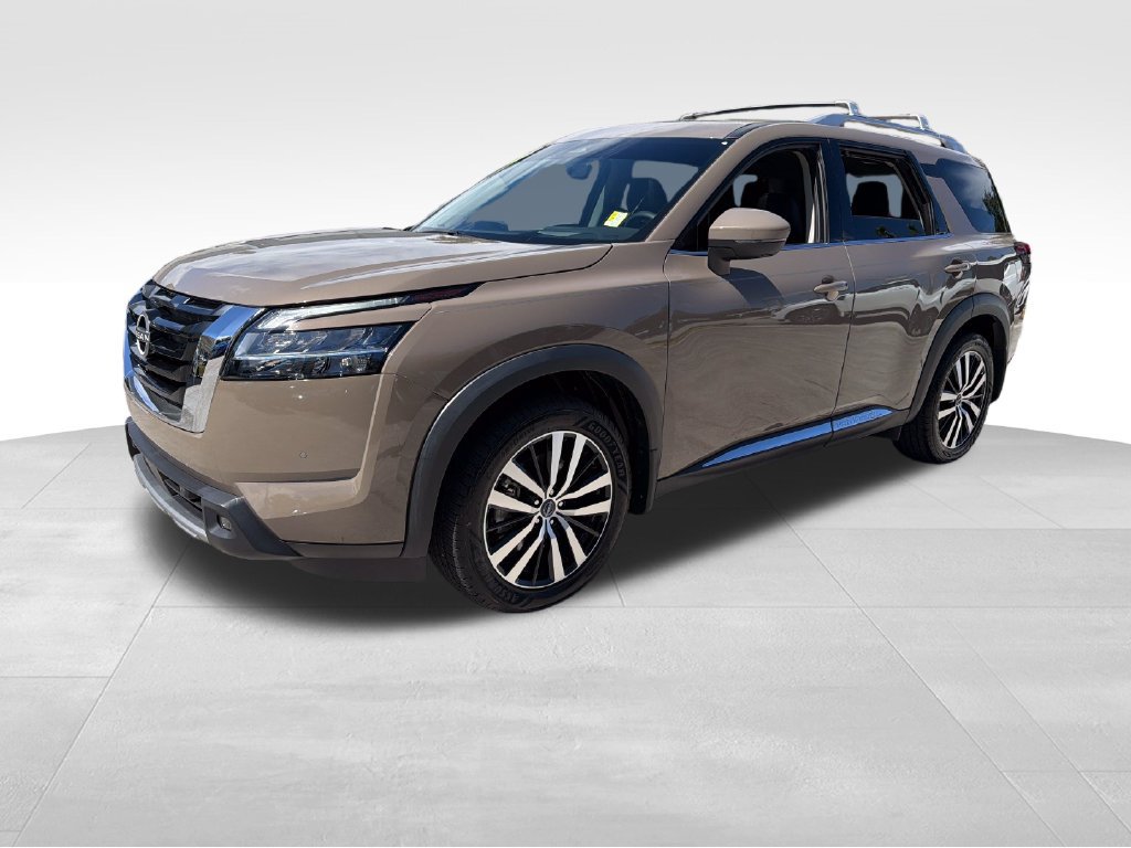 Used 2024 Nissan Pathfinder Platinum FWD image 3