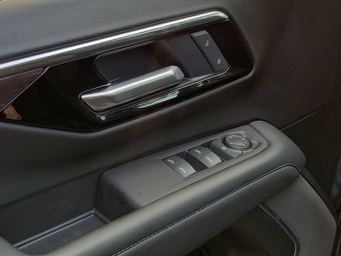 Used 2025 Chevrolet Tahoe LS RWD image 18