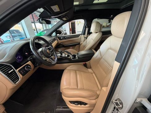 Used 2023 Porsche Cayenne Platinum Edition AWD/4WD image 23