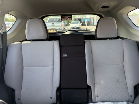 Used 2018 Toyota RAV4 LE AWD/4WD image 4