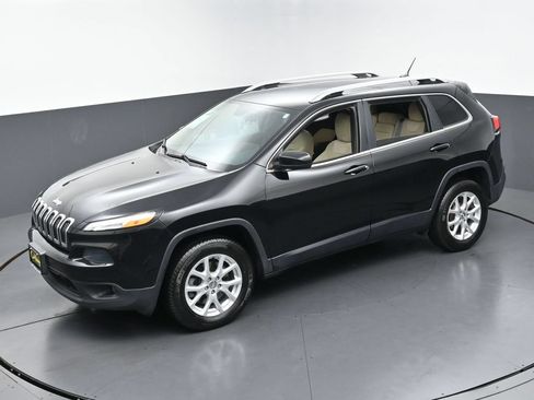 Used 2018 Jeep Cherokee Latitude w/ Safety Group AWD/4WD image 39