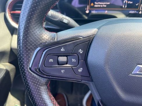 Used 2025 Chevrolet Trax RS w/ Sunroof Package FWD image 9