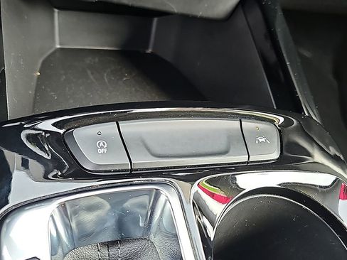 Used 2025 Chevrolet Trax LT FWD image 24