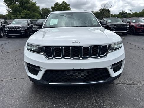 Used 2024 Jeep Grand Cherokee Laredo AWD/4WD image 2